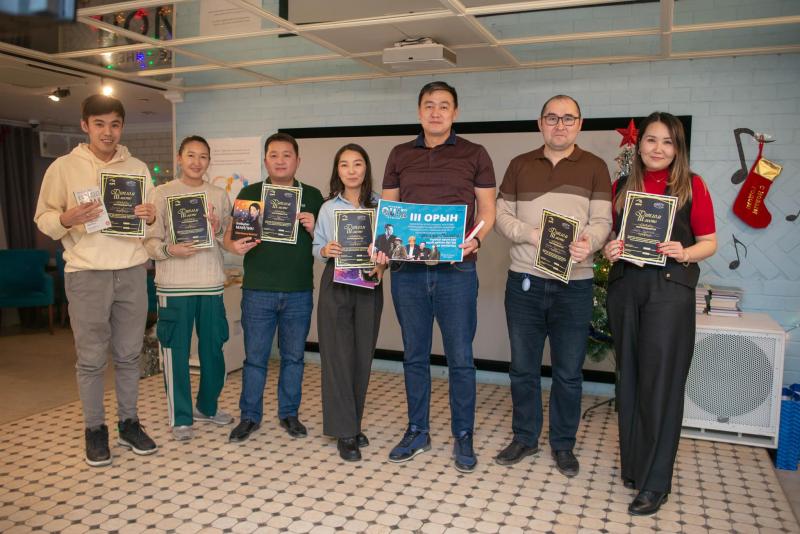 Team collaborating on analytics education